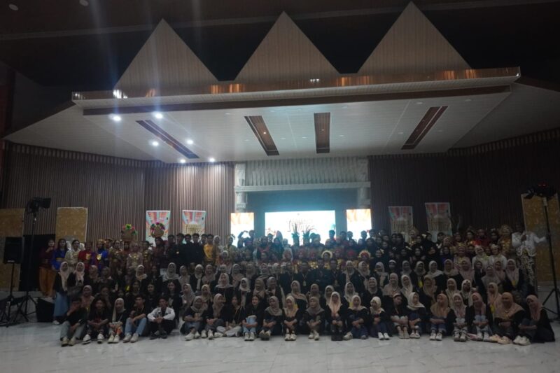 Fakultas Ekonomi dan Bisnis UNM Gelar Inaugurasi Invoice 2024 di Hall A.P. Pettarani, (Foto: Muh Apdal Adriasnyah.)