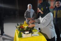 Potong tumpeng sebagai tanda pembukaan inaugurasi Invoice 2024, (Foto: Dokumentasi Profesi.)