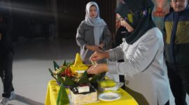 Potong tumpeng sebagai tanda pembukaan inaugurasi Invoice 2024, (Foto: Dokumentasi Profesi.)