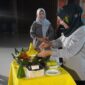 Potong tumpeng sebagai tanda pembukaan inaugurasi Invoice 2024, (Foto: Dokumentasi Profesi.)