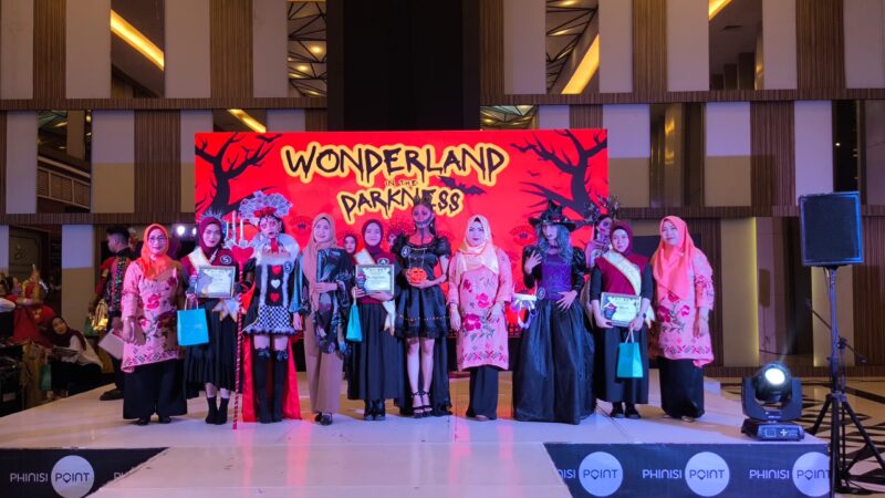 Andi Tenri Yola saat menerima penghargaan best costum, (Foto: Dokumentasi Profesi.)