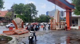 Kondisi pagar kampus UNM setelah terjadi kecelakaan, (Foto: Ist.)
