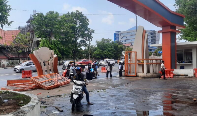 Kondisi pagar kampus UNM setelah terjadi kecelakaan, (Foto: Ist.)