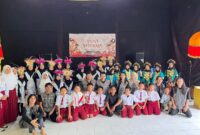 Foto bersama tim proyek kemanusiaan HMPS Sendratasik UNM dengan siswa SD, (Foto: Ist.)