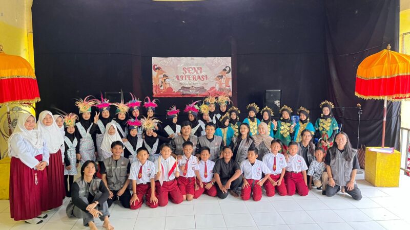 Foto bersama tim proyek kemanusiaan HMPS Sendratasik UNM dengan siswa SD, (Foto: Ist.)
