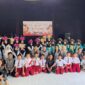 Foto bersama tim proyek kemanusiaan HMPS Sendratasik UNM dengan siswa SD, (Foto: Ist.)