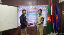 Justin (kanan) setelah terpilih sebagai formatur komandan UKM Menwa, (Foto:Ist.).