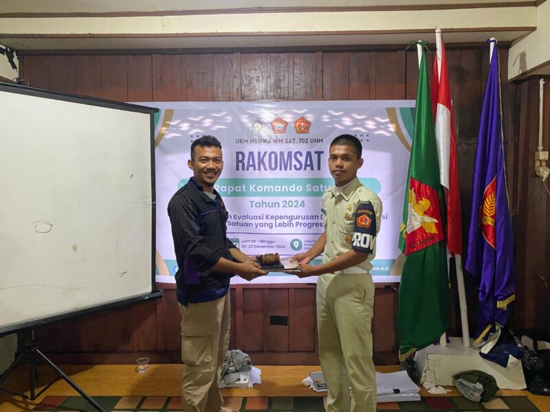 Justin (kanan) setelah terpilih sebagai formatur komandan UKM Menwa, (Foto:Ist.).