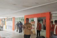 Dekan FIS-H UNM berdialog dengan massa aksi, (Foto: Muh Zaki Mubarak.)