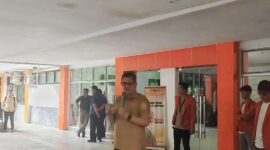 Dekan FIS-H UNM berdialog dengan massa aksi, (Foto: Muh Zaki Mubarak.)