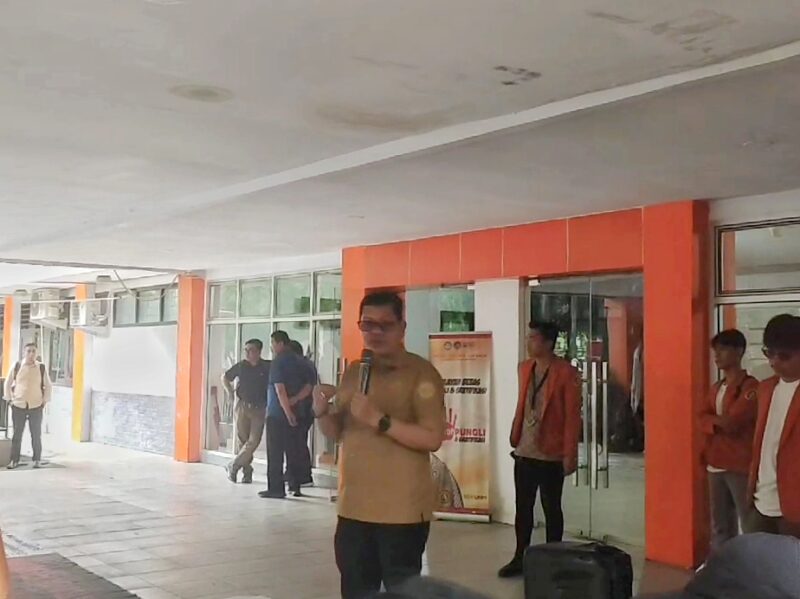 Dekan FIS-H UNM berdialog dengan massa aksi, (Foto: Muh Zaki Mubarak.)