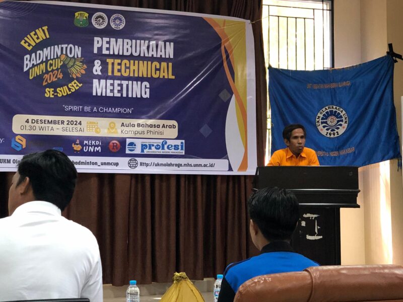 Sambutan pembina UKM Olahraga sekaligus membuka event badminton UNM Cup 2024 se-Sulsel, (Foto: Rahmadani.)