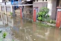 Banjir di jalan Muhajirin 1, (Foto: Rahmat Hidayat.)