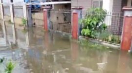 Banjir di jalan Muhajirin 1, (Foto: Rahmat Hidayat.)