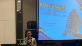 M. Ichsan Ali, Wakil Rektor II Sumbang Satu Lagu pada Kegiatan Ramah Tamah Fakultas Teknik UNM, (Foto: Insyiraah Putri Aeni Hs.)