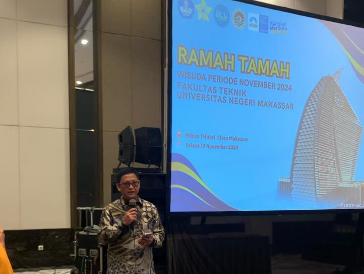 M. Ichsan Ali, Wakil Rektor II Sumbang Satu Lagu pada Kegiatan Ramah Tamah Fakultas Teknik UNM, (Foto: Insyiraah Putri Aeni Hs.)