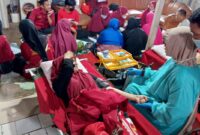 Suasana kegiatan donor darah dan pemeriksaan kesehatan gratis di Kelurahan Pandang, (Foto: Ist.)