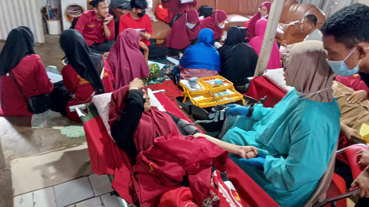 Suasana kegiatan donor darah dan pemeriksaan kesehatan gratis di Kelurahan Pandang, (Foto: Ist.)