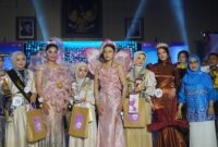 Suasana penerimaan hadiah juara harapan fashion show jurusan Pendidikan Kesejahteraan Keluarga (PKK) Fakultas Teknik (FT) Universitas Negeri Makassar (UNM). (foto : M. Zaky Asryan. A)