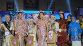 Suasana penerimaan hadiah juara harapan fashion show jurusan Pendidikan Kesejahteraan Keluarga (PKK) Fakultas Teknik (FT) Universitas Negeri Makassar (UNM). (foto : M. Zaky Asryan. A)