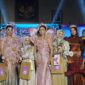 Suasana penerimaan hadiah juara harapan fashion show jurusan Pendidikan Kesejahteraan Keluarga (PKK) Fakultas Teknik (FT) Universitas Negeri Makassar (UNM). (foto : M. Zaky Asryan. A)
