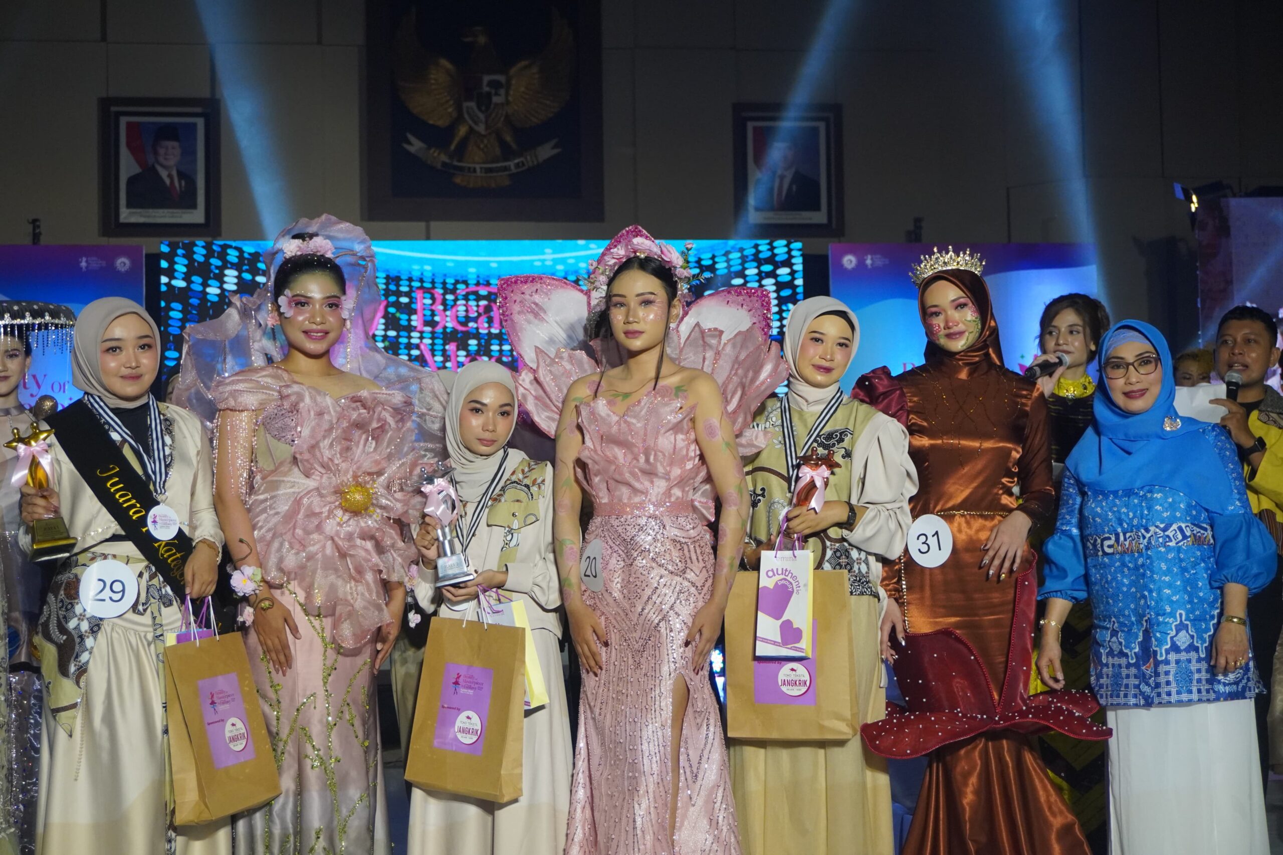 Suasana penerimaan hadiah juara harapan fashion show jurusan Pendidikan Kesejahteraan Keluarga (PKK) Fakultas Teknik (FT) Universitas Negeri Makassar (UNM). (foto : M. Zaky Asryan. A)