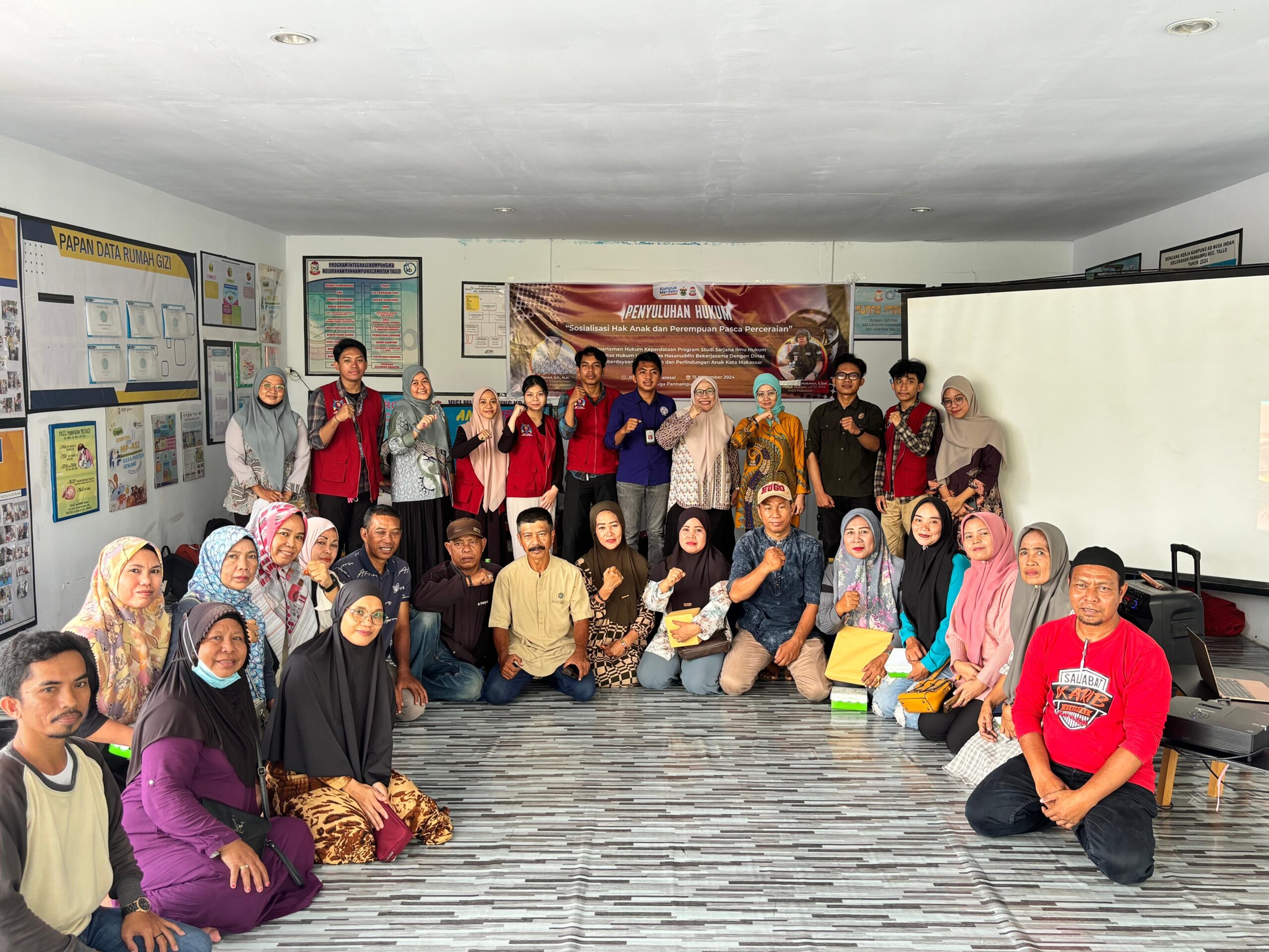 Foto Bersama Mahasiswa KKP, Pemateri Kegiatan, dan Peserta Sosialisasi Pencegahan Pernikahan Dini di Kelurahan Pannampu, Kota Makassar (Foto:ist)