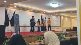 Potret Tim Produksi  Pada Saat Menjelaskan Karya Film Pendeknya (Foto: Florencya Alnisa Christin)