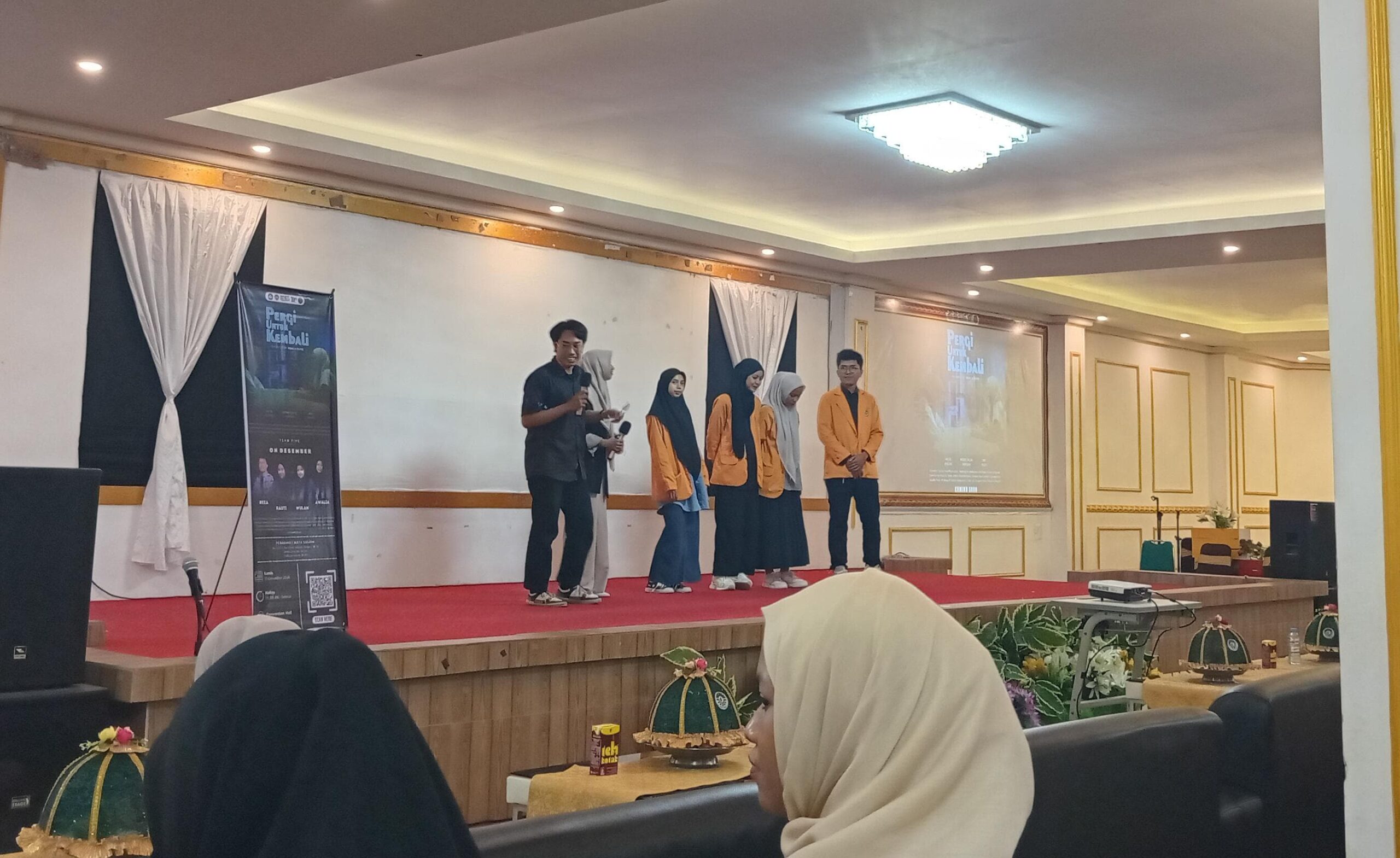 Potret Tim Produksi Pada Saat Menjelaskan Karya Film Pendeknya (Foto: Florencya Alnisa Christin)