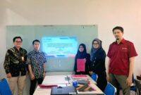 Potret Wulandari bersama dosen pembimbing, (Foto: Ist.)