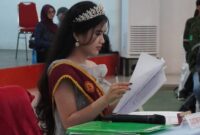 Foto Angelina sedang menilai finalis duta kampus teknik UNM, (Foto: Muh. Apdal Adriansyah.)