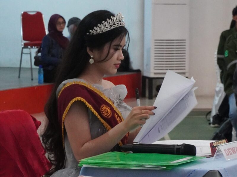 Foto Angelina sedang menilai finalis duta kampus teknik UNM, (Foto: Muh. Apdal Adriansyah.)