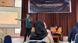Potret Pemateri Saat Memaparkan, (Foto: Insyiraah Putri Aeni Hs)
