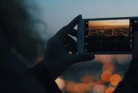 Potret seseorang sedang mengambil foto menggunakan HP Android, (Foto: Int.)