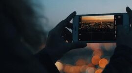 Potret seseorang sedang mengambil foto menggunakan HP Android, (Foto: Int.)