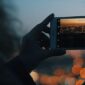 Potret seseorang sedang mengambil foto menggunakan HP Android, (Foto: Int.)