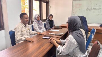 Potret WD III FT saat klarifikasi kasus tersebut kepada awak profesi di gedung AE Pps UNM, (Foto: Ibnu Qayyum Abdullah)