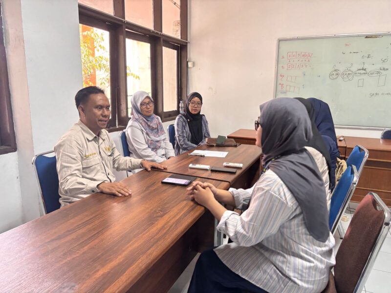 Potret WD III FT saat klarifikasi kasus tersebut kepada awak profesi di gedung AE Pps UNM, (Foto: Ibnu Qayyum Abdullah)