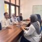 Potret WD III FT saat klarifikasi kasus tersebut kepada awak profesi di gedung AE Pps UNM, (Foto: Ibnu Qayyum Abdullah)