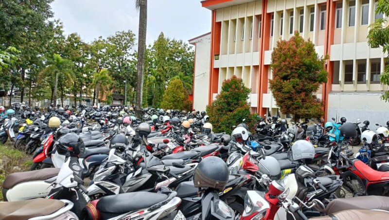Potret Parkiran Sembraut FEB UNM, (Foto: Ist.)