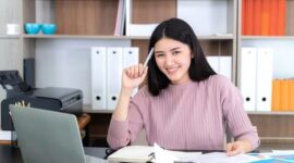 Potret mahasiswa yang sedang mengerjakan tugas kuliahnya (Foto: int.)