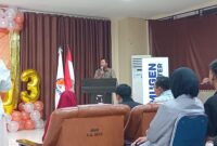 Potret Staff Bidang Kemahasiswaan dan Alumni pada saat memberikan sambutan di Harla Kopma ke-43, (Foto: Florencya Alnisa Christin)