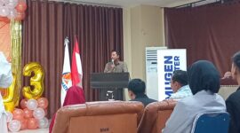 Potret Staff Bidang Kemahasiswaan dan Alumni pada saat memberikan sambutan di Harla Kopma ke-43, (Foto: Florencya Alnisa Christin)