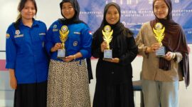 Penyerahan piala kepada para pemenang lomba kegiatan Fisika In Harmoni 2025, (Foto: Novita Febriyanti)