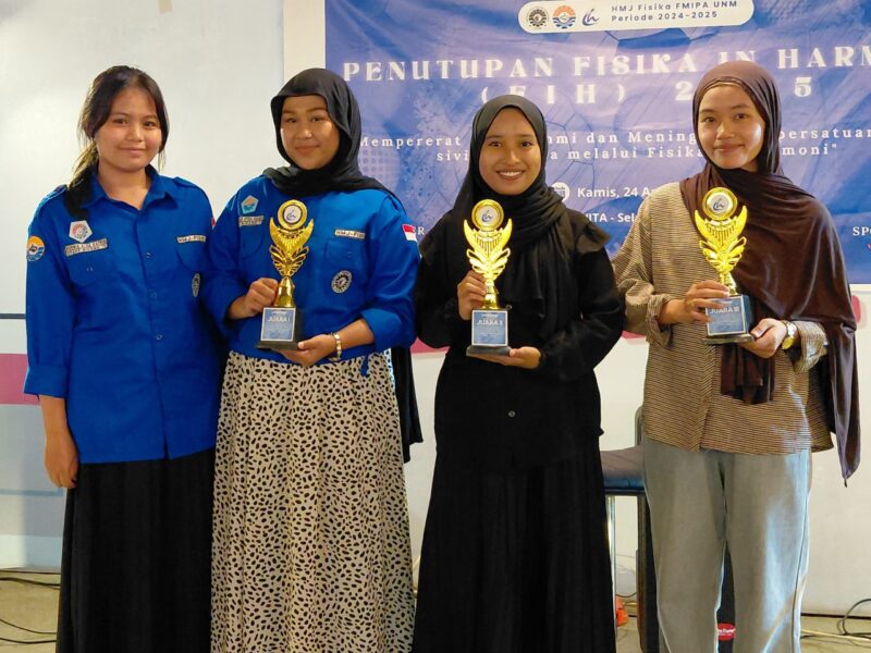 Penyerahan piala kepada para pemenang lomba kegiatan Fisika In Harmoni 2025, (Foto: Novita Febriyanti)