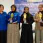 Penyerahan piala kepada para pemenang lomba kegiatan Fisika In Harmoni 2025, (Foto: Novita Febriyanti)