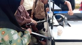 Foto beberapa orang yang sedang memperbaiki gerobak kopi yg rusak akibat cekcok antara mahasiswa, (Foto: Muh Apdal Adriansyah)