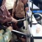 Foto beberapa orang yang sedang memperbaiki gerobak kopi yg rusak akibat cekcok antara mahasiswa, (Foto: Muh Apdal Adriansyah)