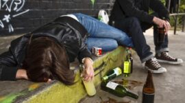 Ilustrasi orang yang tidur di jalan akibat mabuk berat, (Foto: Int.)