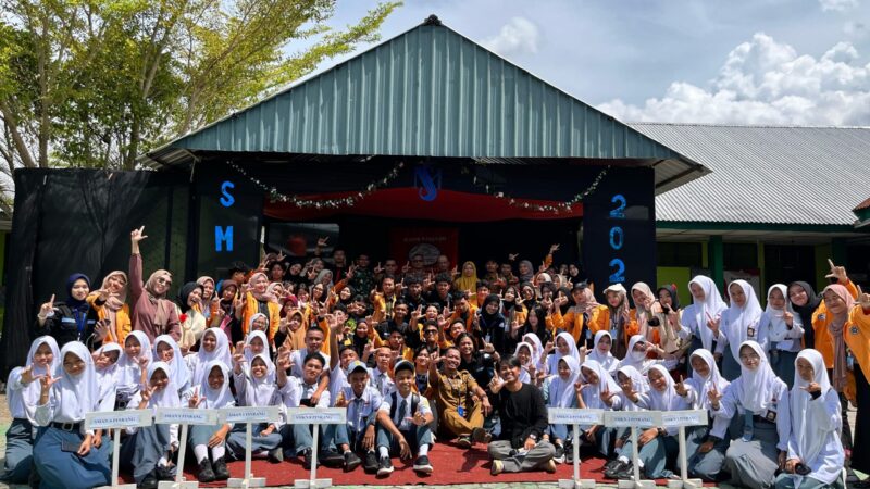 Sesi foto bersama pada pembukaan kegiatan Sastra Masuk Sekolah, (Foto: Ist.)